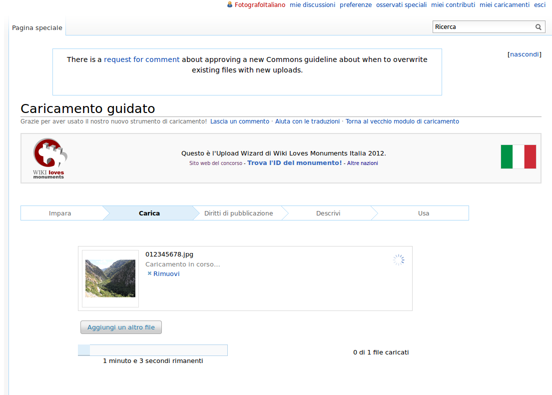 Screenshot dell'Upload Wizard su Wikimedia Commons mentre viene caricata una foto per Wiki Loves Monuments.