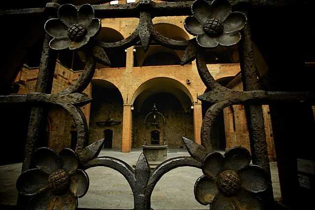 Cortile Palazzo di Re Enzo -Foto di  Giacomo Barbaro  qui]