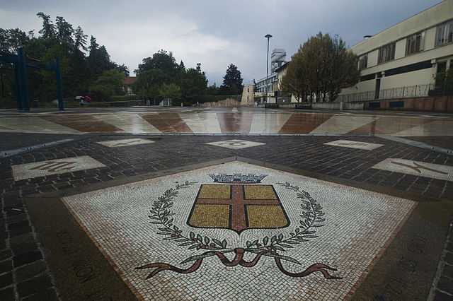 Piazza Falcone Borsellino e opere (il Mosaico), Schio - Foto di Sabrina Guzzo [Licenza CC-BY-SA 3.0]