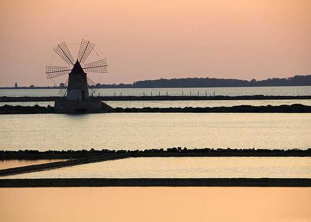 Saline di Trapani, ora rossa - foto di Algor7 [licenza CC-BY-SA 3.0]