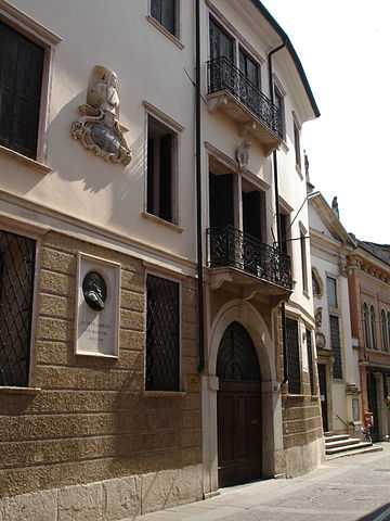 Palazzo Toaldi Capra (con Busto Giuseppe Garibaldi e Busto N. Tron sulla facciata), Schio - Foto di Tania [Licenza CC-BY-SA 3.0]