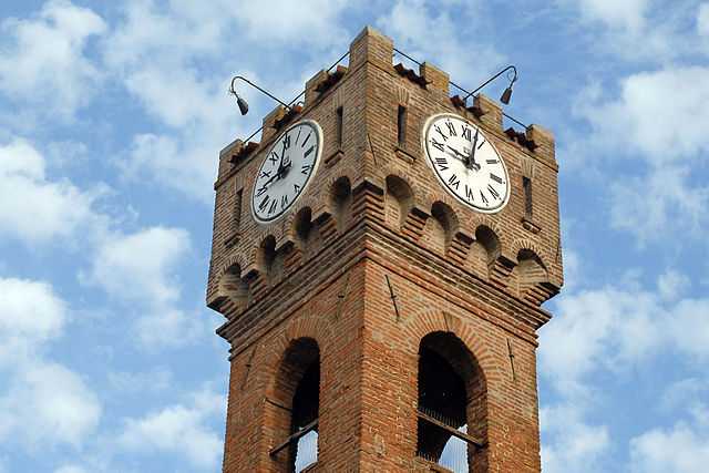 Torre Civica di Novi di Modena prima del sisma - Foto di B.Elena [Licenza CC-BY-SA 3.0]