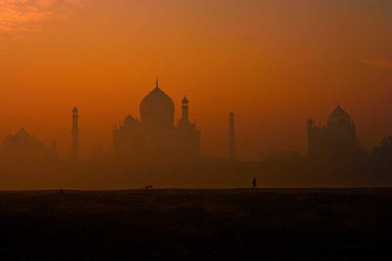 800px-Rear_side_of_Tajmahal