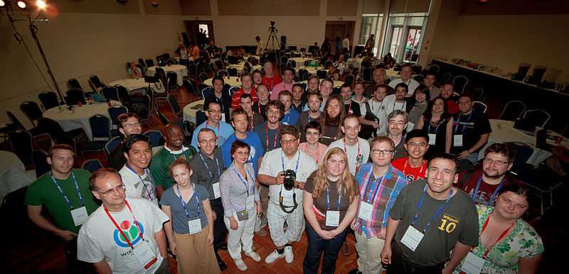 Alcuni volontari di Wiki Loves Monuments durante Wikimania 2012 -tra un mese la cambiamo con quella del 2013! :)  [Foto: Pierre Selim, Licenza CC-BY-SA] 