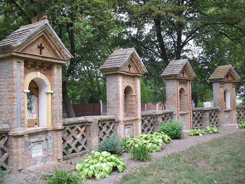 1° posto: giardino nel monastero di Báč. CC-BY-SA Taz666