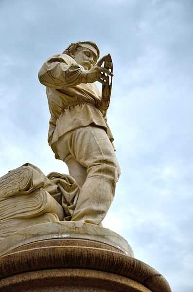 Una delle 500 foto finaleste dell'edizione 2012: il Monumento al Tessitore, Schio. Foto di Guido Rampon, licenza CC-BY-SA 