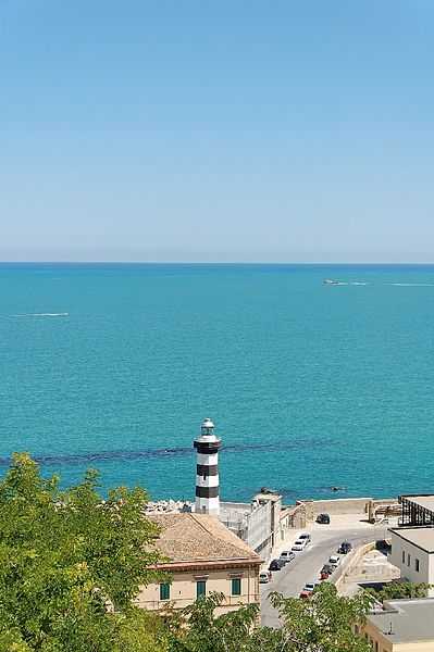 Noi vi facciamo vedere il mare, i monumenti scopriteli voi :) [licenza CC-BY-SA, foto di  RaBoe/Wikipedia]