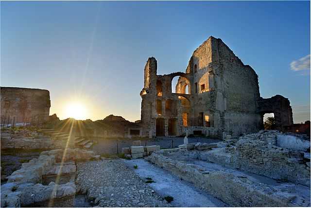 Il Castello della Valle di Fiumefreddo nello scatto che si è aggiudicato il decimo posto di Wiki Loves Monuments Italia 2013. [di Salvatore Arnone, licenza CC-BY-SA]