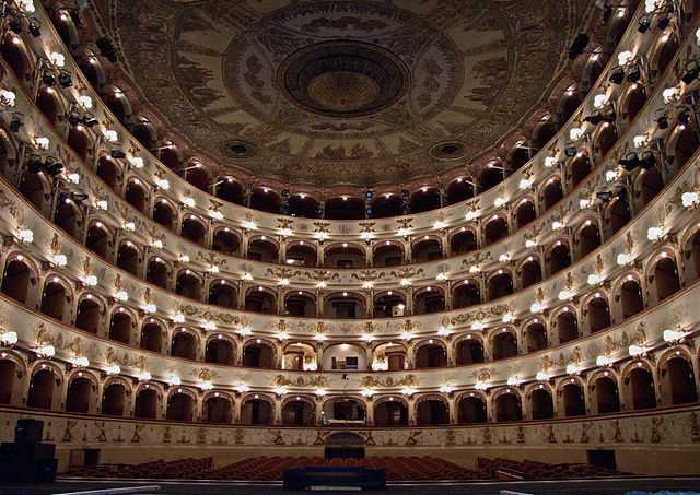 640px-Teatro_Ferrara1