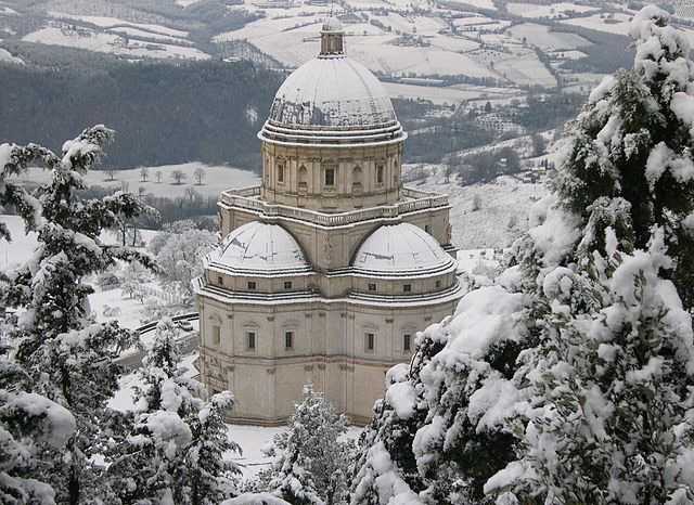 640px-Tempio_di_Santa_Maria_della_Consolazione_sotto_la_neve