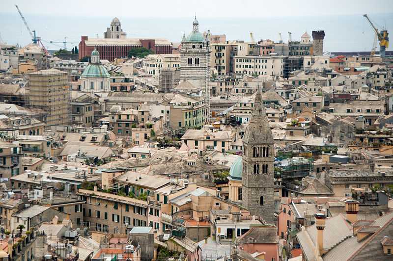 Una panoramica di Genova. Viene già voglia di tuffarsi! [Foto di Mstyslav Chernov - licenza CC-BY-SA] 