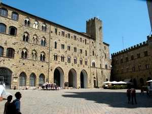 1024px-Volterra-Piazza_del_Priori