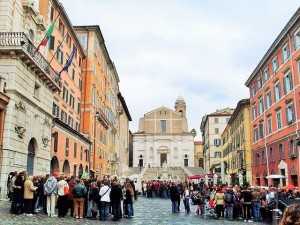 Cittadini e turisti in Piazza del Plebiscito - photo by Claudio.stanco (own work) - licenza CC BY-SA 4.0, via Wikimedia Commons