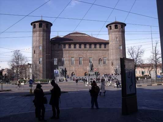 Una veduta del retro in sile medievale di Palazzo Madama a Torino - by Peter Broster (own work), licenza CC-BY-SA 2.0, via Wikimedia Commons