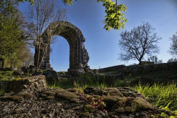 Arco_di_Traiano_a_Carsulae