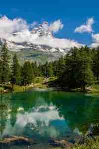 The monte Cervino when is reflected in the blue lake, di Gabriele90 (own work), [CC BY-SA 3.0], via Wikimedia Commons