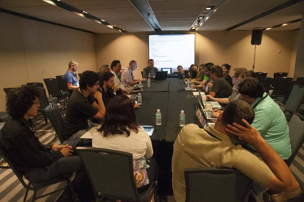 Una discussione durante Wikimania 2015, di EneasMx (Opera propria) [CC BY-SA 4.0], attraverso Wikimedia Commons