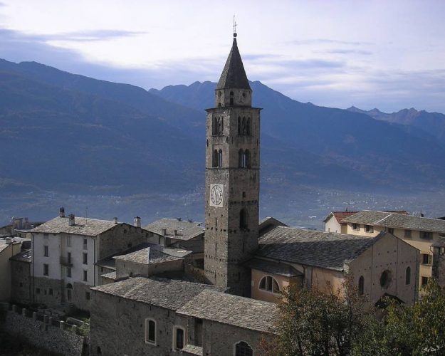 veduta aerea del comune di montagna in valtellina