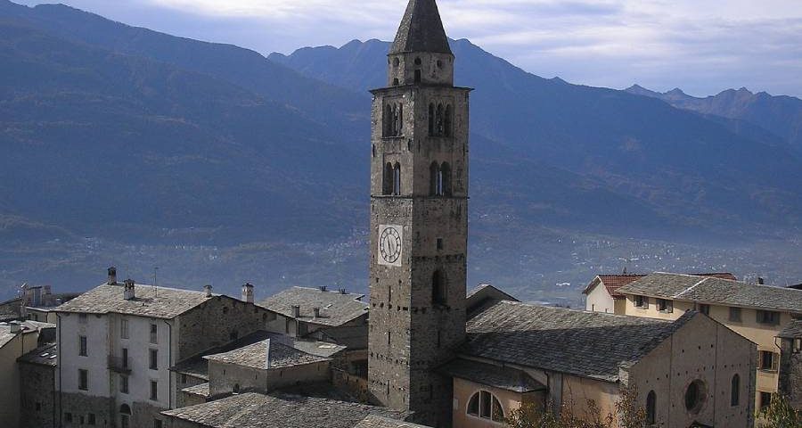 veduta aerea del comune di montagna in valtellina