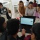 studenti intenti ad imparare su wikipedia