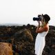 ragazza intenta a fotografare