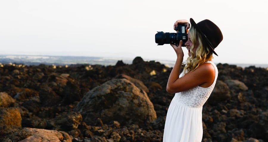 ragazza intenta a fotografare