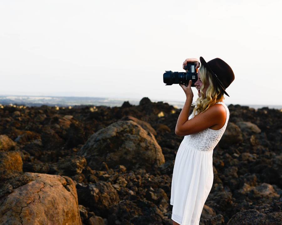 ragazza intenta a fotografare