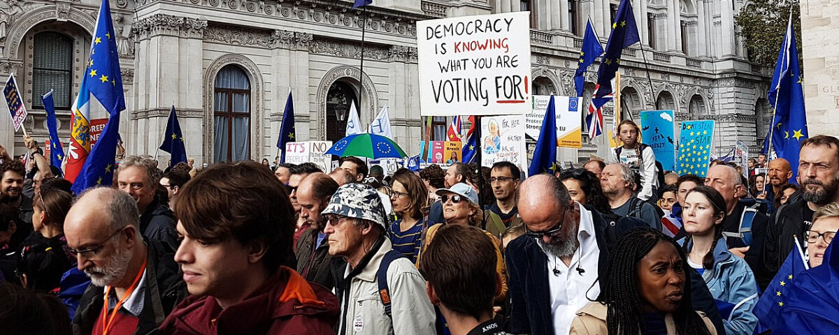 manifestanti con cartelli e bandiere dell'europa