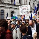 manifestanti con cartelli e bandiere dell'europa