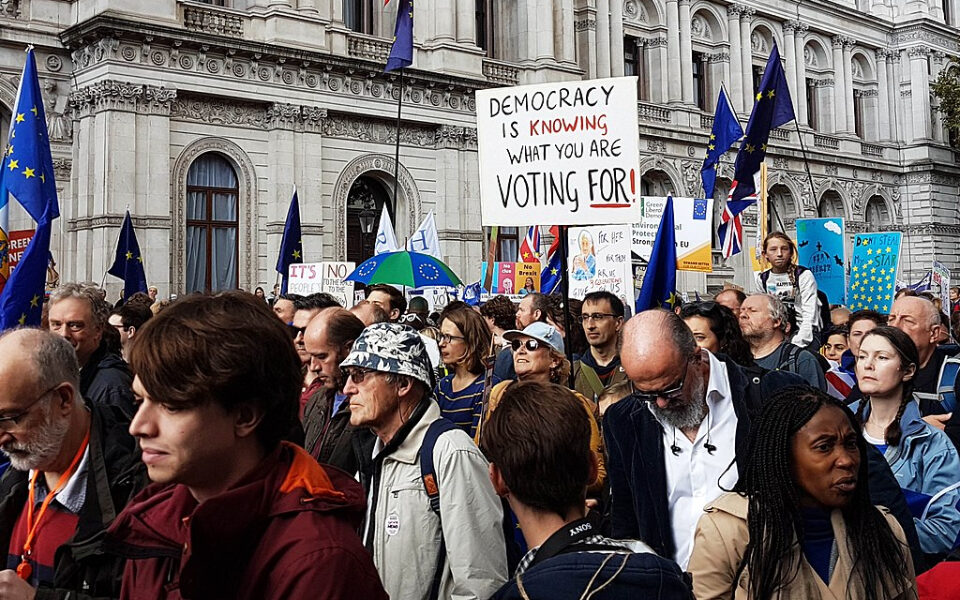 manifestanti con cartelli e bandiere dell'europa